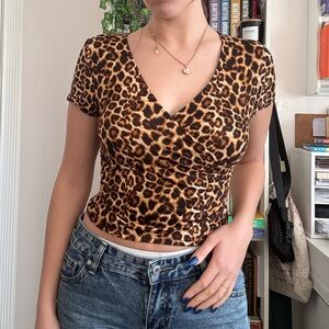 Chic Leopard Print V-Neck Crop Top